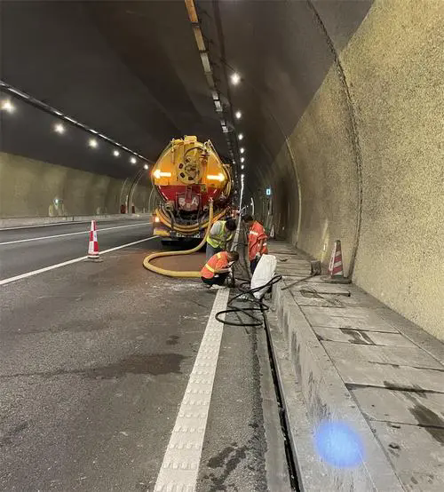 禅城隧道排水渠清淤